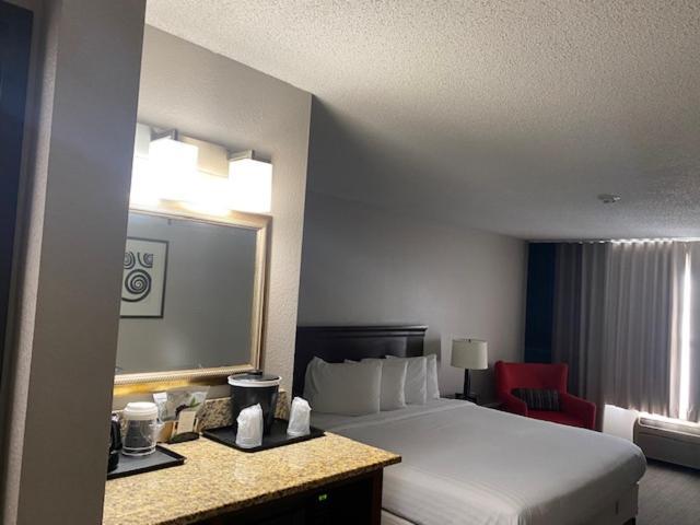 Country Inn & Suites By Radisson, Kansas City At Village West, Ks Bonner Springs エクステリア 写真